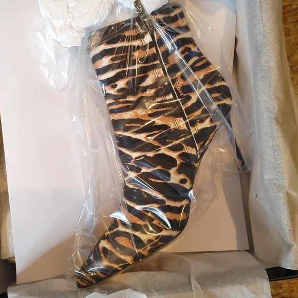 NINE WEST FHAYLA 💥NEW IN BOX💥 POINTED TOE BOOTIE,BLACK MULTI PONY 6M - Picture 2 of 16